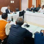 आयुष्मान कार्ड बनाए जाने के कार्य में संतोषजनक प्रगति न होने पर डीएम ने सीएससी चोलापुर एवं मिसिरपुर के चिकित्सा अधीक्षकों को लगाई कड़ी फटकार