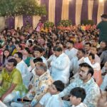 बाबा के साथ खेली गई फूलों की होली, फिर रंगों की भी बरसी फुहार