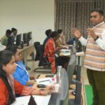 तकनीक का उपयोग सभी विद्यार्थियों तक शिक्षा को सुलभ बनाने में सहायक है