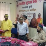 गुलाब की पंखुड़ियों के बीच उड़े अबीर-गुलाल