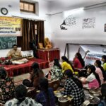 कार्यशाला में डा विकास भारद्वाज ने छात्राओं को सितार की बारिकियों को समझाया