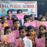 एकता पब्लिक स्कूल में मुख्य अतिथि व प्रबंधक ने बच्चों को वितरित किया वार्षिक परीक्षा परिणाम