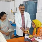 गुजरात स्थापना दिवस के अवसर पर क्षय रोगियों को दवा, फल वितरण
